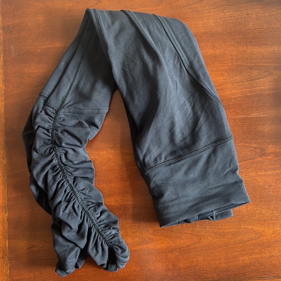 Lululemon Tight with Sinch at the Bottom - Picture 5 of 5